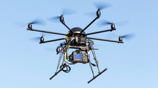 Eine mit einer Kamera ausgestattete Oktokopter-Drohne, 26.02.2015.