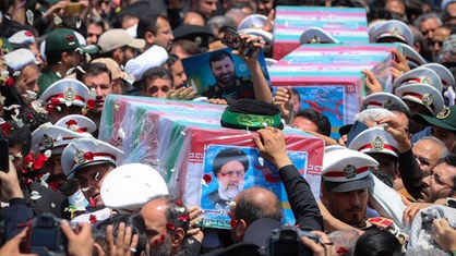 Särge des Präsidenten Ebrahim Raisi und seiner Gefährten, welche bei einem Hubschrauberabsturz in der iranischen Stadt Mashhad ums Leben kamen, 23.05.2024.