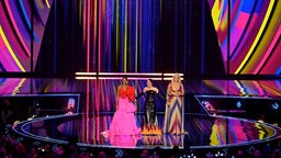 Die Moderatorinnen Alesha Dixon (l-r), Julia Sanina und Hannah Waddingham während des 67. Eurovision Song Contest, 09.05.2023. 