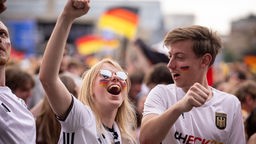 Fans der deutschen Nationalmannschaft jubeln und Feiern beim Fanfest mit Public Viewing auf dem Stuttgarter Schlossplatz, 19.06.2024. 
