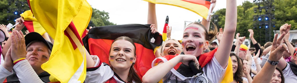 Feiernde Fussballfans auf der Fanzone am Brandenburger Tor während des Viertelfinalspiels Deutschland-Spanien bei der Fussball EM, Berlin, 05.07.2024.