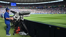 Eine Gesamtansicht des Stadions und der Fernsehkamera während des Spiels zwischen der Schweiz und Italien, Olympiastadion, Berlin, 28.06.2024. 