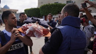 Palästinensische Leichen werden aus der Leichenhalle des Al-Aqsa-Märtyrerkrankenhauses für Trauergebete in Deir al-Aqsa gebracht, 30.04.2024.