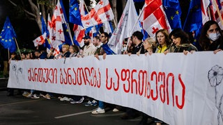 Zehntausende Menschen nahmen an einer proeuropäischen Kundgebung in Tiflis, Georgien, teil, 20.10.2024.