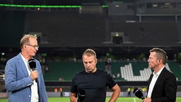 Bundestrainer Hansi Flick (M) beim Fernseh-Interview mit Lotta Matthäus (r) und Florian König von RTL, 09.09.2023.