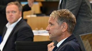 Björn Höcke (AfD, r) und Mario Voigt (CDU), Fraktionsvorsitzende ihrer Parteien, sitzen im Plenarsaal des Thüringer Landtags, 26.09.2023.