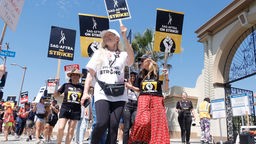 Mary McCormack, Frances Fisher, SAG-AFTRA und WGA streiken vor den Paramount Studios, Hollywood, Los Angeles, CA, USA, 15.08.2023.