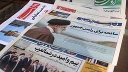Eine Zeitung mit einem Bild des verstorbenen iranischen Präsidenten Ebrahim Raisi ist inTeheran, Iran, zu sehen, 20.05.2024.