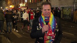 Reporter Jochen Hilgers bei der Weiberfastnacht in Köln, 16.02.2023.