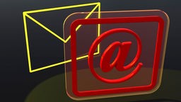 Symbolbild: Ein Briefumschlag und ein @-Zeichen liegen nebeneinander. 