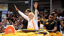Narendra Damodardas Modi ist ein hindu-nationalistischer indischer Politiker der Bharatiya Janata Party und seit Mai 2014 amtierender Premierminister Indiens.