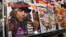 Musikmagazine "Rolling Stone" liegt neben anderen Zeitschriften im Regal. 