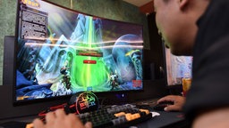 Gamer spielen "World of Warcraft" in einem E-Sport-Zentrum,  01.08.2024. 