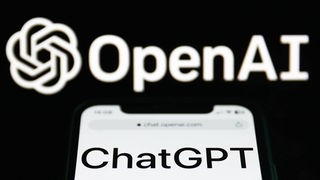 Auf einem Telefonbildschirm ist die  ChatGPT-Website und das OpenAI-Logo zu sehen, 10.01.2023.