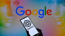 Open AI-Logo auf einem Smartphone , Schriftzug "Google" und zwei Gesicher sind im Hintergrund sichtbar. 