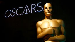 Blick auf eine Oscar-Statue. 