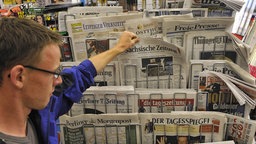 Zeitungen und Zeitschriften an einem Kiosk in Dresden. 