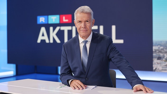 Peter Kloeppel, Fernsehmoderator, sitzt im "RTL Aktuell"-Studio. 