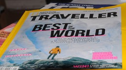 Reisemagazin "Traveller - Best of the World" liegt auf einem Tisch.
