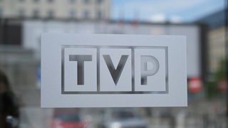 TVP-Logo auf einer Glasscheibe. 
