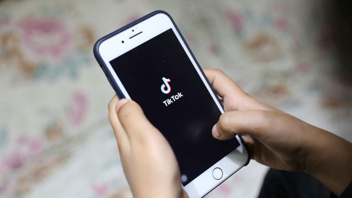 Smartphone, auf dem die TikTok-App zu sehen ist. 