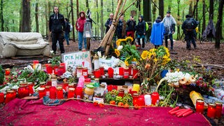 Teilnehmer der Demonstration gegen die Rodung des Hambacher Forsts stehen an der Stelle, an der ein Journalist starb, als er von einem Baumhaus fiel, 23.09.2018. 