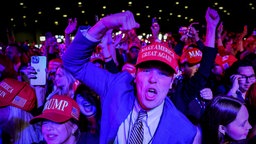 Anhänger feiern Wahlsieg von Donald Trump in West Palm Beach, Florida, USA, 06.11.2024. 