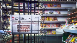 Eine letzte Ausgabe der Westfälischen Rundschau liegt in einem Zeitungsständer in einem Kiosk.