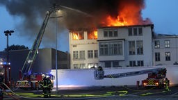 Feuerwehrleute löschen Feuer im Gebäude des "Westfalen-Blatts".