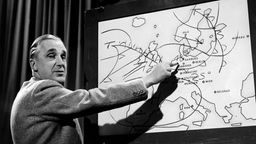 Arichivbild: Meteorologe Dr. Roediger an der "Wetterkarte", die dreimal wöchentlich erschien, 01.01.1957. 