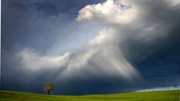 Ein beeindruckender Wolkenhimmel ist am Dienstag über der Allgäuer Landschaft bei Bertoldshofen (Schwaben) zu sehen. 
