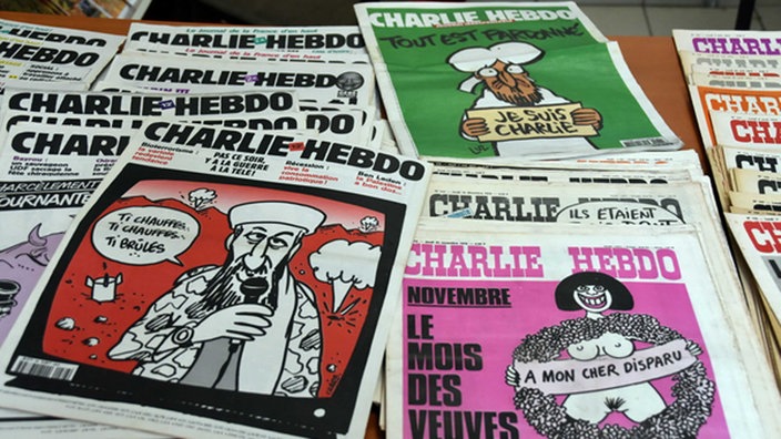 Blick auf verschiedene Ausgaben der Charlie-Hebdo-Satirezeitung in Marseille, Frankreich, 22.09.2020