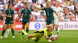 Merle Frohms blockt während des Endspiels der UEFA Women's Euro 2022  in London, England, 31.07.2022. 