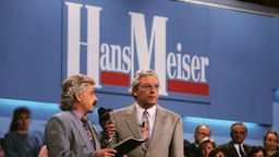 Hans Meiser (r) moderiert seine Sendung "Hans Meiser" als erste Nachmittagstalkshow im deutschen Fernsehen.