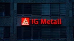 beleuchtetes IG Metall Logo an Hausfassade