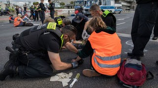 Klimaaktivisten blockierten Straßen in Berlin. 