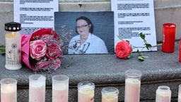 Blumen und ein Foto sind bei einer Gedenkveranstaltung an die oberösterreichische Ärztin Lisa-Maria Kellermayr in Linz zu sehen, 01.08.2022. 