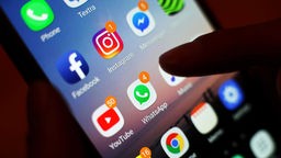 Blick auf ein Smartphone mit den verschiedenen Social Media Apps, wie Facebook, Instagram, YouTube und WhatsApp, 03.01.2018