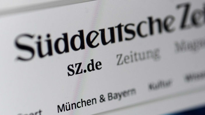 Auf dem Monitor eines Laptops ist der Online-Auftritt der Süddeutschen Zeitung mit dem Logo der SZ zu sehen.
