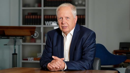 Tom Buhrow, Intendant des WDR, sitzt in seinem Büro im Gebäude des WDR, Köln, 11.08.2022. 