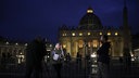 TV-Team berichtet vor dem Petersplatz in Rom. 