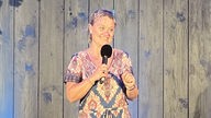 Satiresommer live - Lisa Feller geht durch den Garten durchs Publikum im Kulturstall