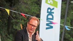 René Sydow steht auf der OpenAir-Bühne in Bad Münstereifel in Aktion.
