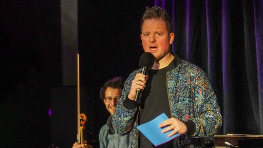 Moderator Martin Zingsheim auf der Bühne im Theater am Dom