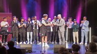 Matze Knoop überreicht den Comedy-Preis an Ralf Günther am Abend der Eröffnungsgala von "Köln lacht"