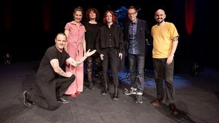 Dominic Deville, Patti Basler, Uta Köbernick, Renato Kaiser, Bänz Friedli und Muriel Zemp posieren auf der Bühne