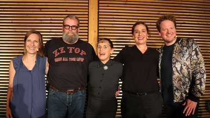 Sarah Hakenberg, Jochen Malmsheimer, Carmela de Feo, Eva Eiselt und Martin Zingsheim stehen lachend vor einer Holzwand