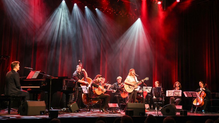 Timm Beckmann, Joscho-Stephan Trio, Miss Allie und die Fills auf der Bühne vom Ebertbad in Oberhausen