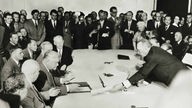 Bulganin und Adenauer beim Autausch der unterzeichneten Dokumente