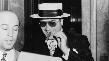 Al Capone verläßt das Gericht in Florida gemeinsam mit seinem Anwalt Abe Teitelbaum (Aufnahme von 1941)